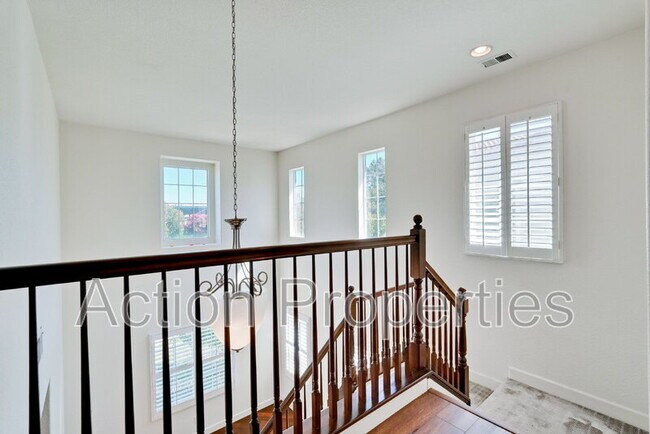 Building Photo - 675 W Esplanade Dr