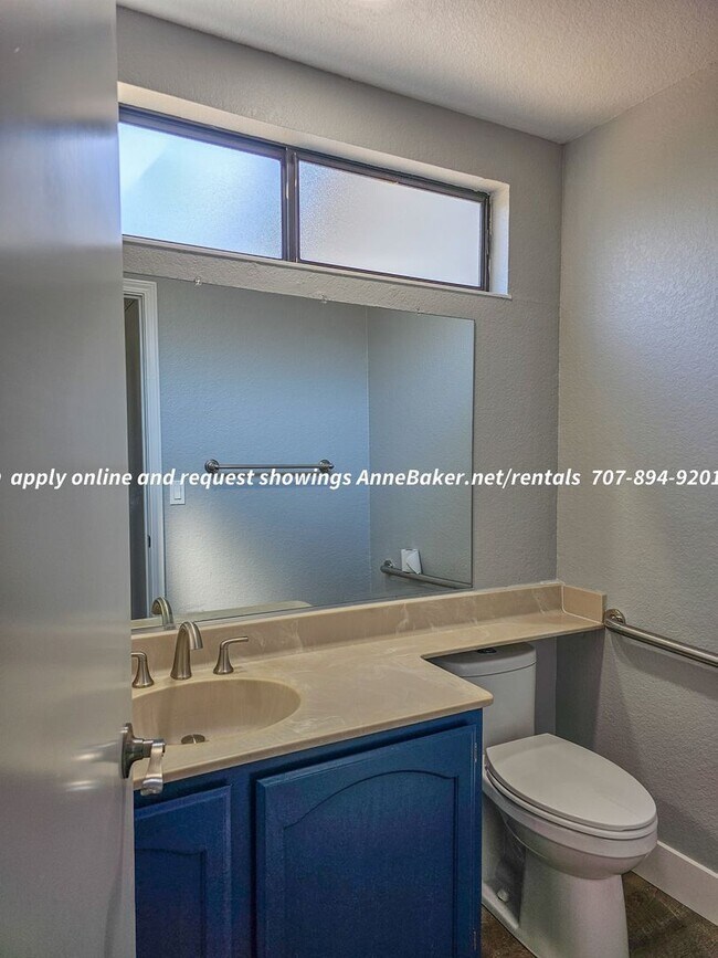 Building Photo - Newly Updated - New Appliances, Flooring, ...