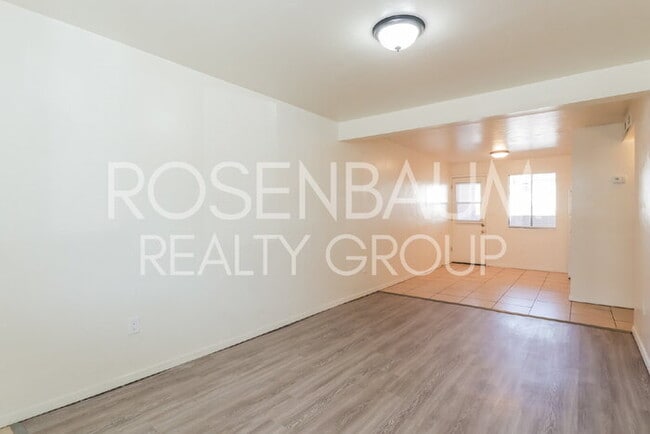 Building Photo - Spacious 1-bed, 1-bath downstairs apartmen...