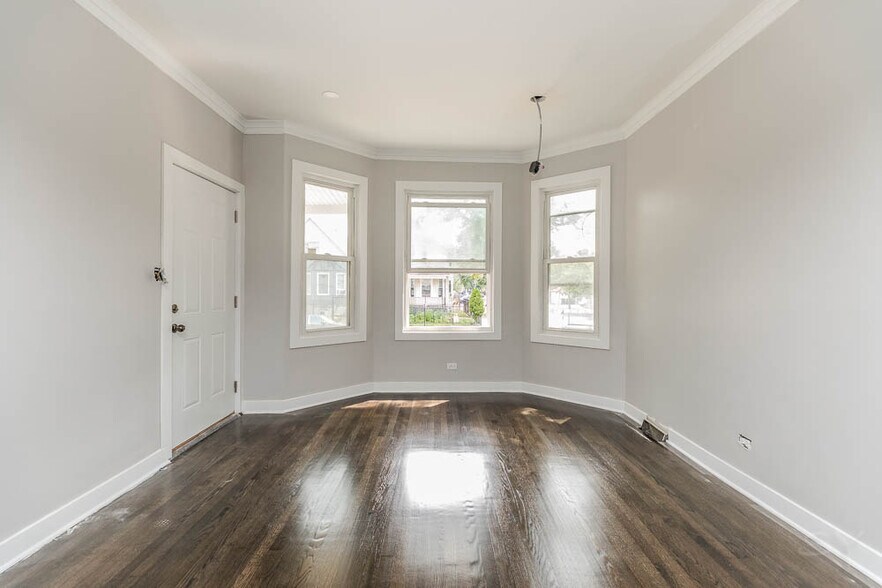 Building Photo - 2200 N Kenneth Ave