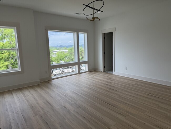 Building Photo - 105 Hart Ln