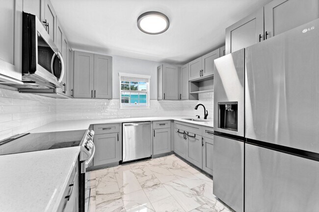 Building Photo - Stunning 3 BR/2 BA home in Heart of St. Pete!