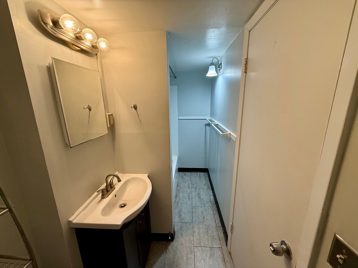 Building Photo - 1428 Madison St NE