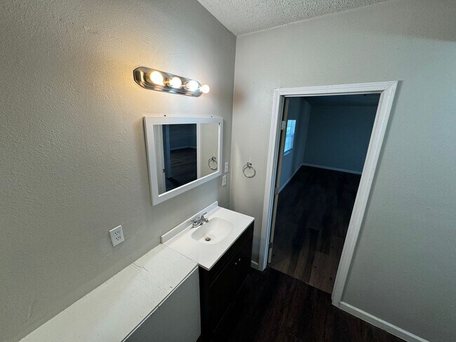 Building Photo - Beautiful Spacious Home Located in Frenshi...