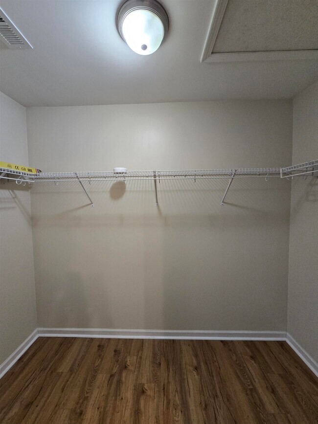 Building Photo - 1328 Valor Rd