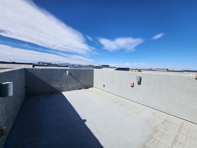 Building Photo - Unique condo with rooftop Strip Views and modern amenities.