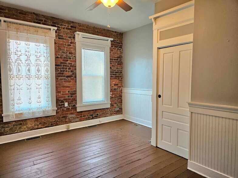 Building Photo - 403 Burns Ave