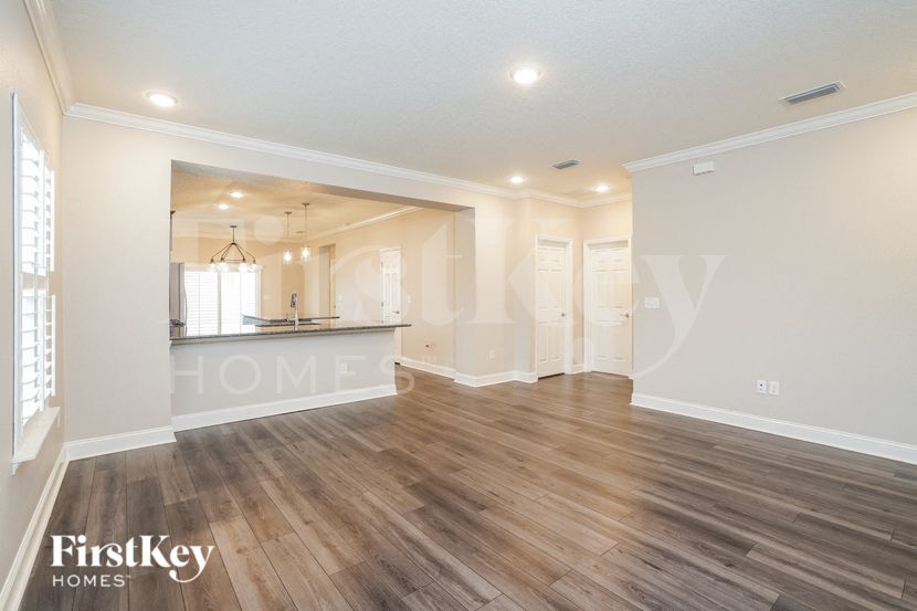 Building Photo - 725 Chandler Dr