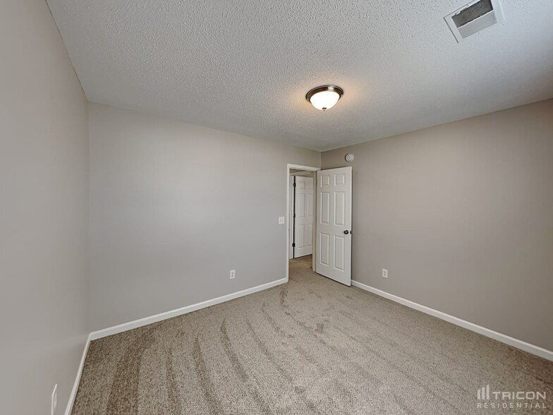 Building Photo - 204 Fox Grove Cir