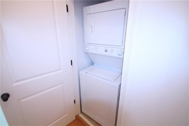 Building Photo - 11 Perimeter Center E