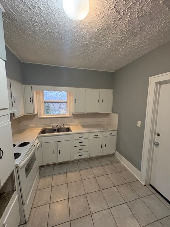 Building Photo - 2407 N Sheridan Rd