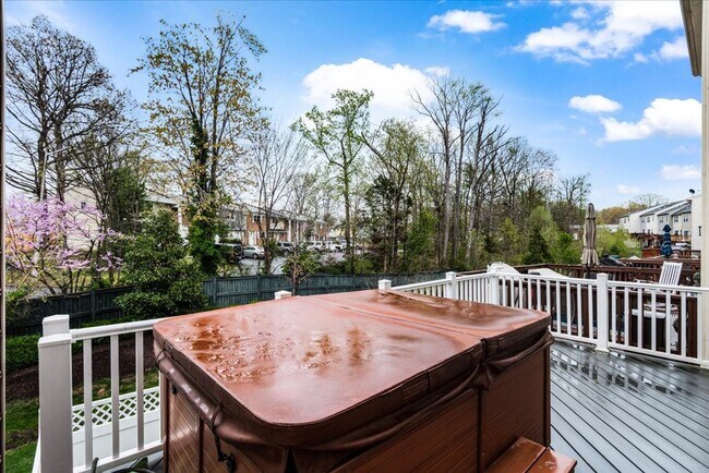 Building Photo - Charming 3-Level Townhome