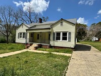 Building Photo - (Working on House) 2/1 with extra space in...