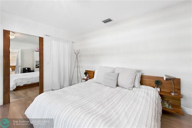 Building Photo - 2801 NE 59th St