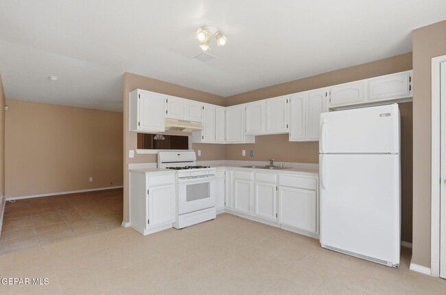 Building Photo - 3413 Yellow Rose St