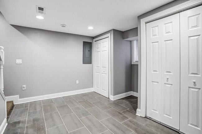 Building Photo - 812 Burns St SE