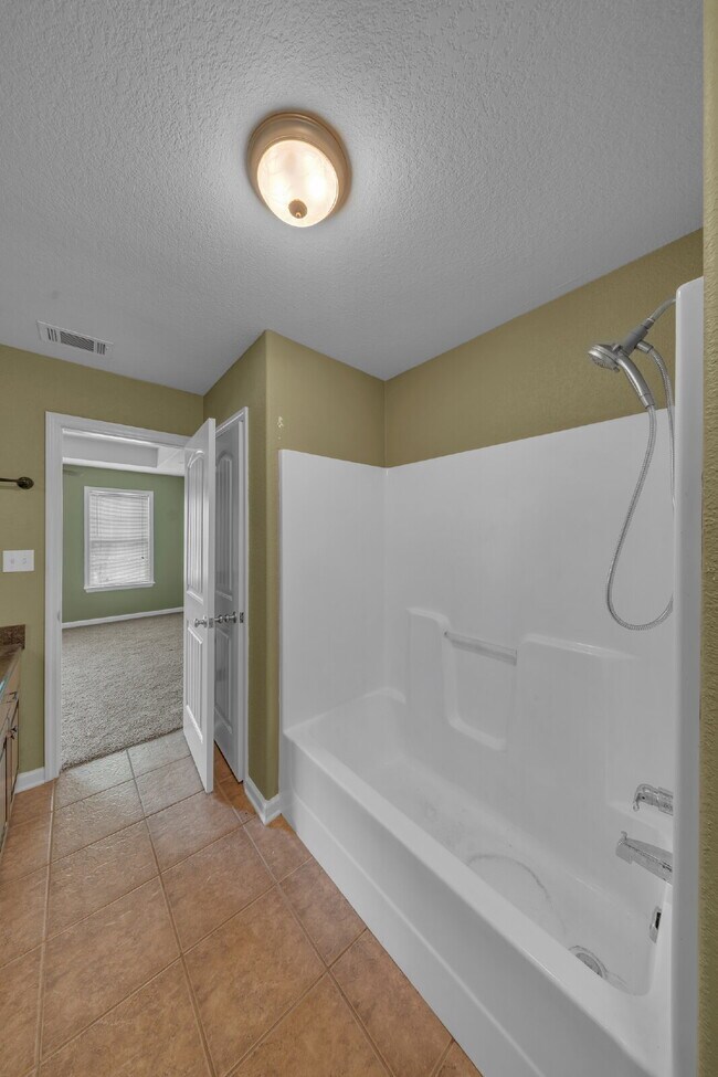 Building Photo - "Charming 3-Bedroom with 2 Full Baths in Valdosta – Perfect Blend of Comfort and Style!"