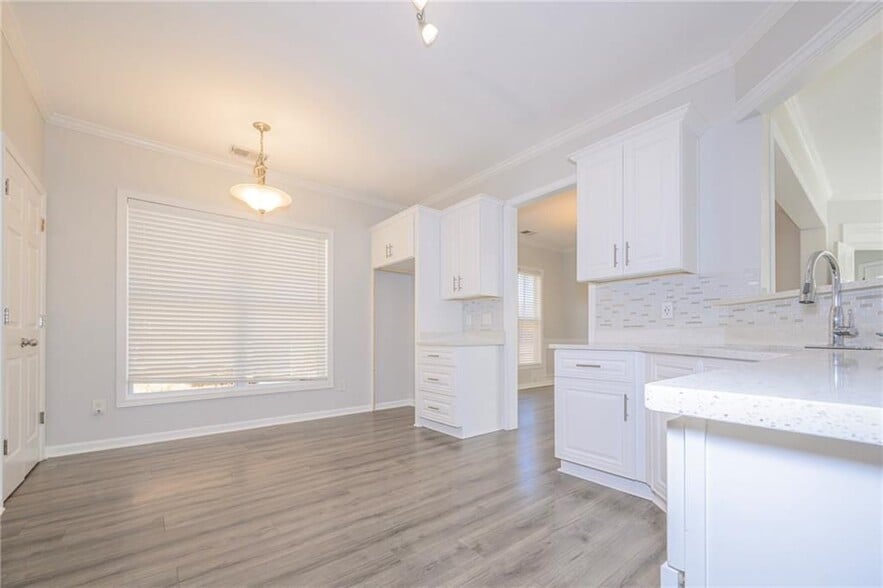 Building Photo - 5955 Weddington Dr