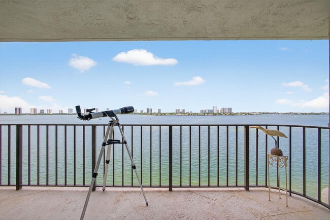 Building Photo - 801 Lake Shore Dr