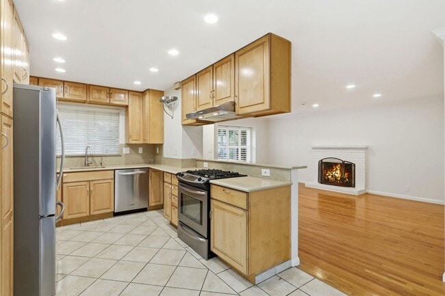 Building Photo - Beautiful Remodeled 3-Bedroom 2-Bathroom S...