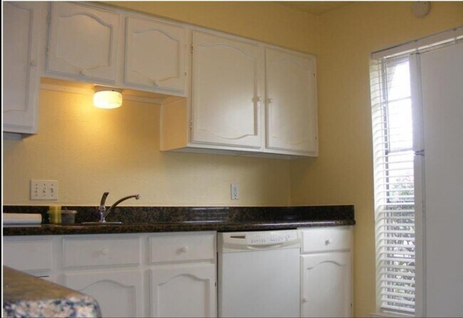 Building Photo - 9226 Benthos Dr