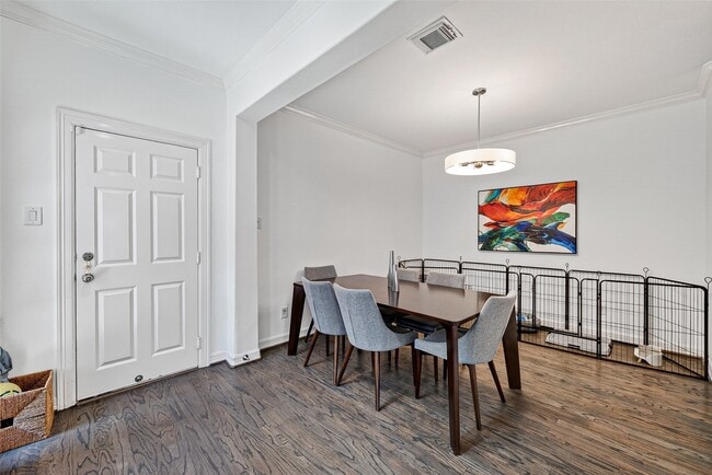 Building Photo - 1015 Enclave Square S