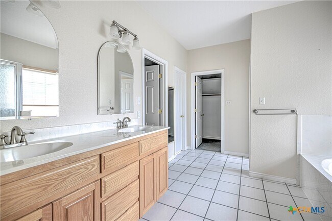 Building Photo - 4725 Stone Oak Dr
