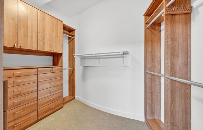 Building Photo - Stunning 3 bedroom Loft