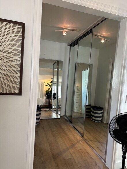 Building Photo - 205 41st St