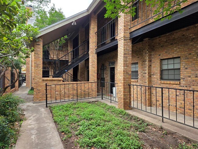 Building Photo - 505 W 18th St