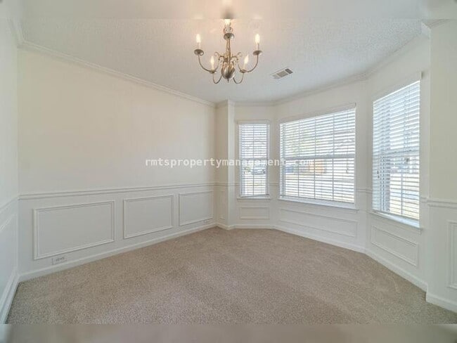 Building Photo - Spacious 4 bedroom 2.5 bath