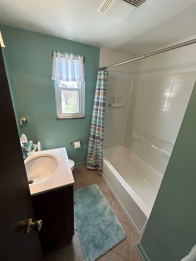 Building Photo - 3 BED 2 BATH SINGLE FAMILY HOME IN EUCLID!