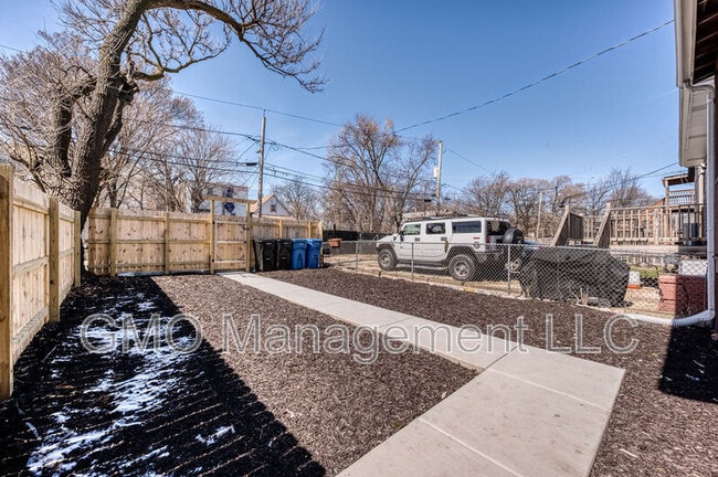 Building Photo - 7050 S Throop St