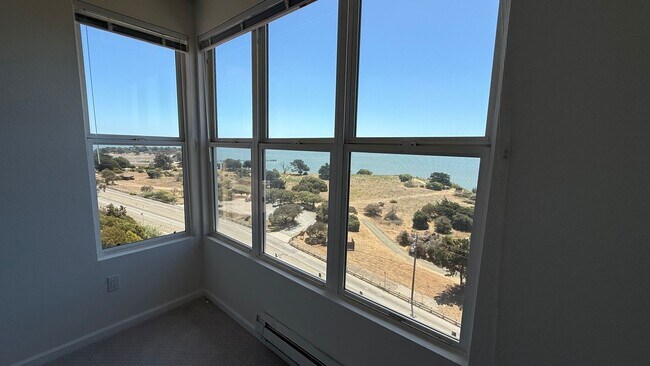 Building Photo - Epic REA - Top floor, Sweeping Views, 3 BR...