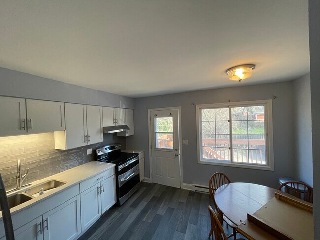 Building Photo - 397 Poplar Ave
