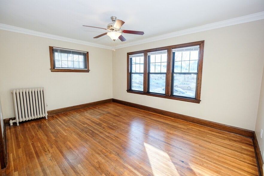 Building Photo - Grand Place Apartments | 1985