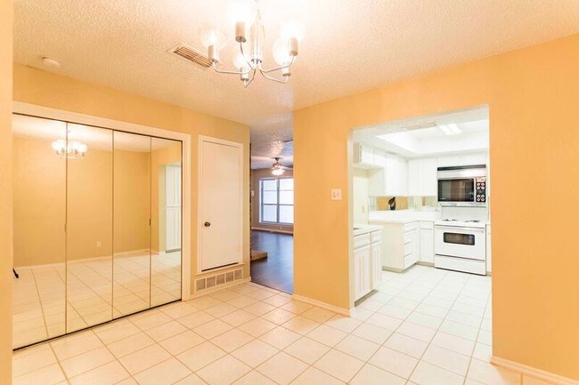 Building Photo - 817 W Rochelle Rd