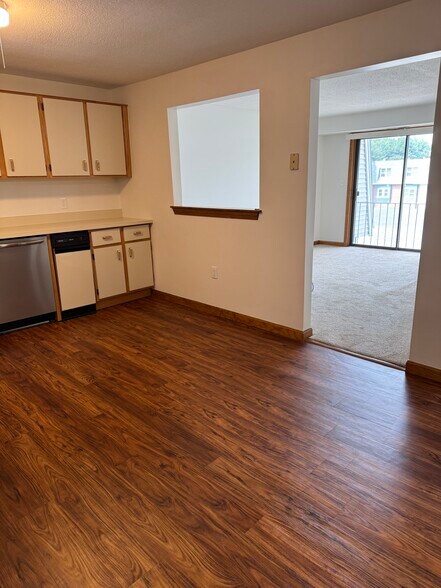 Building Photo - 2 Roedean Dr