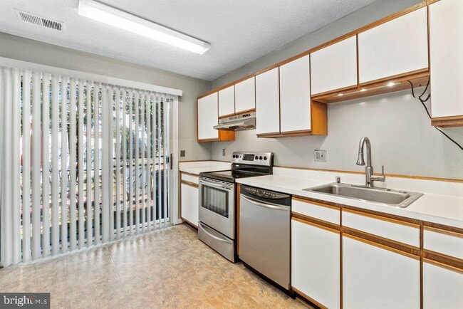 Building Photo - 10477 Campus Way S