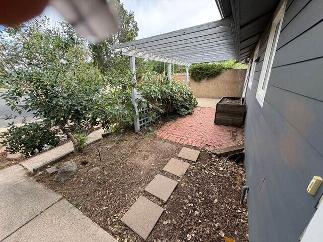 Building Photo - July 2026!!! Great house in S Boulder on q...