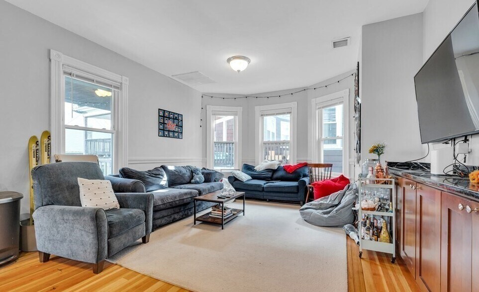 Building Photo - 180 Saint Alphonsus St