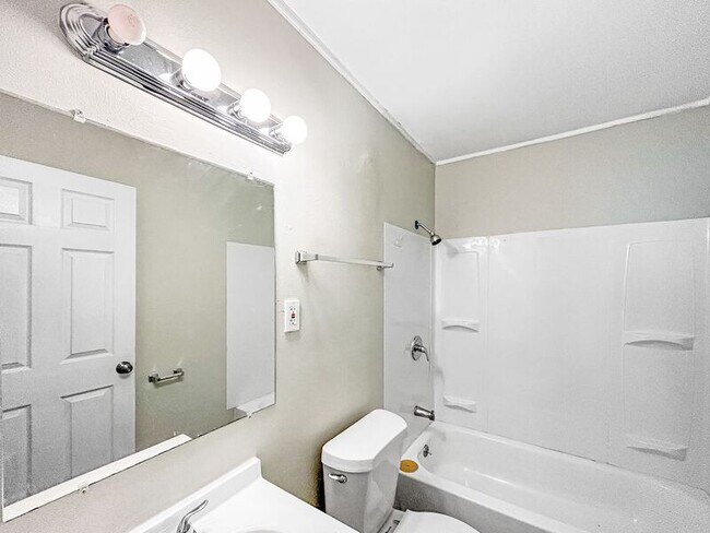 Building Photo - 533 Burkman Dr