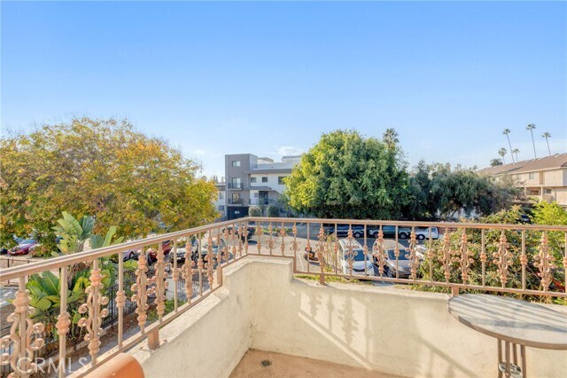 Building Photo - 550 N Kenmore Ave