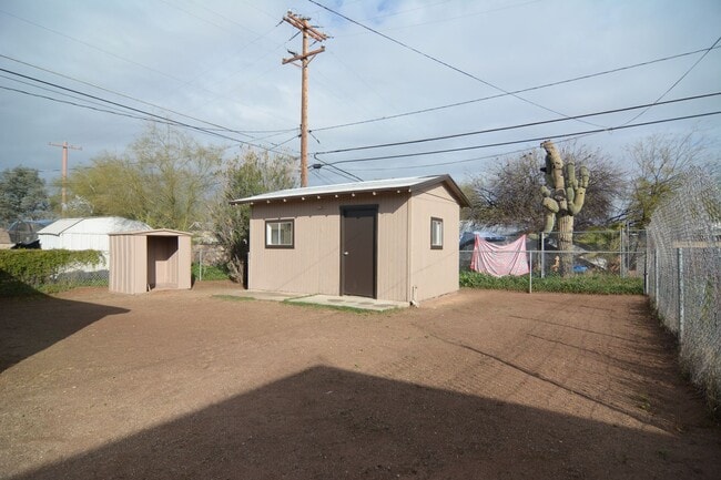 Building Photo - Charming 2 Bedroom 1 Bath Home! Central Tucson Location!