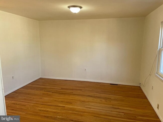 Building Photo - 28 Keith St