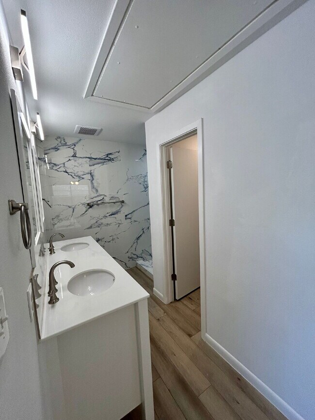 Building Photo - Spacious 5-Bedroom Home Steps from Walnut ...