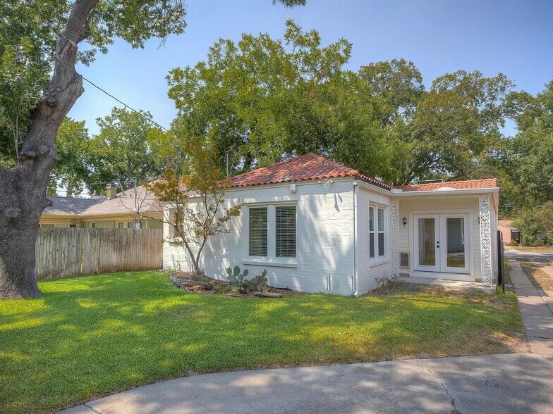 Gated Backyard - 2917 Benbrook Blvd