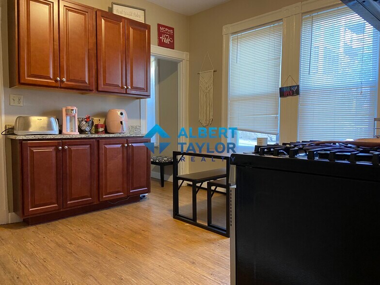 Building Photo - 8 Sunset St