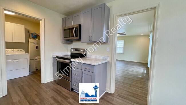 Building Photo - Cute 3 bedroom 2 bath home in Tacoma!