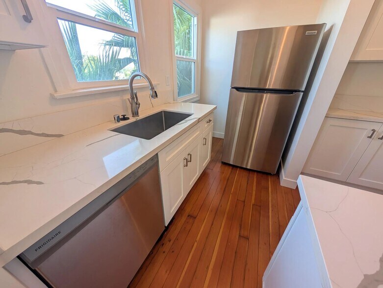 Building Photo - 4627 St Charles Pl